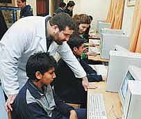 Escolares aprenden lenguaje con internet